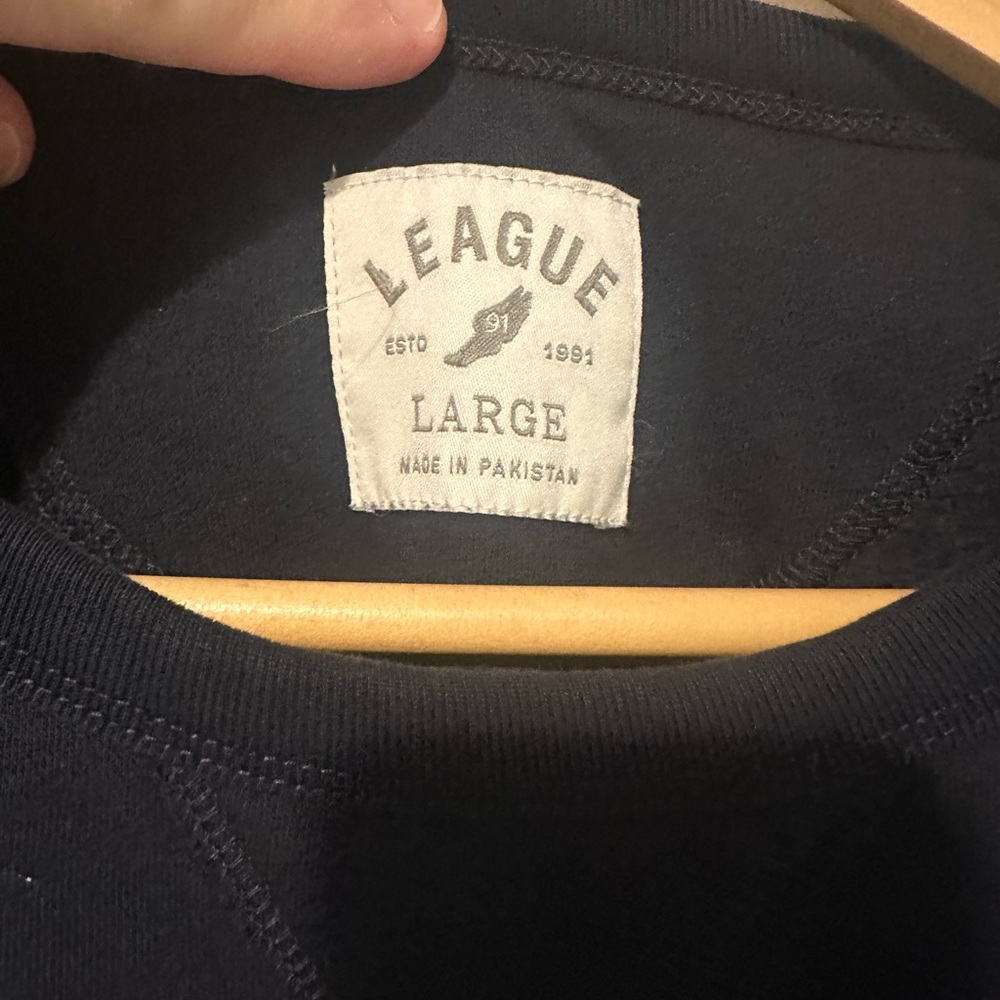 League Men's Navy Georgetown Sweater Size L - Picture 3 of 3